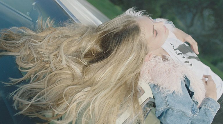 Vrouw met lang blond haar