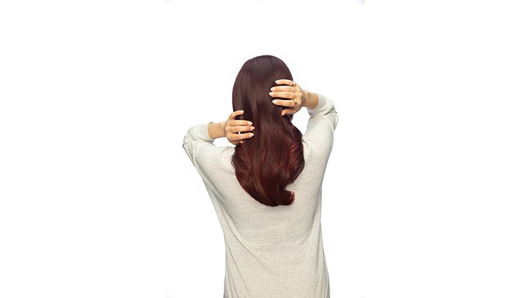 Vrouw met bruin haar in bos 