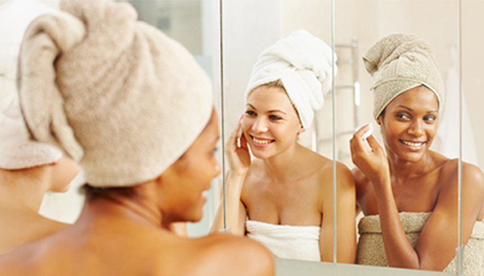 Vrouwen die make-up verwijderen