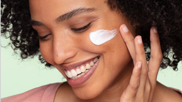 Vrouw huidverzorgingsproduct gezicht