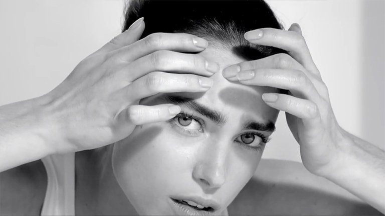 Vrouw die puist probeert uit te knijpen