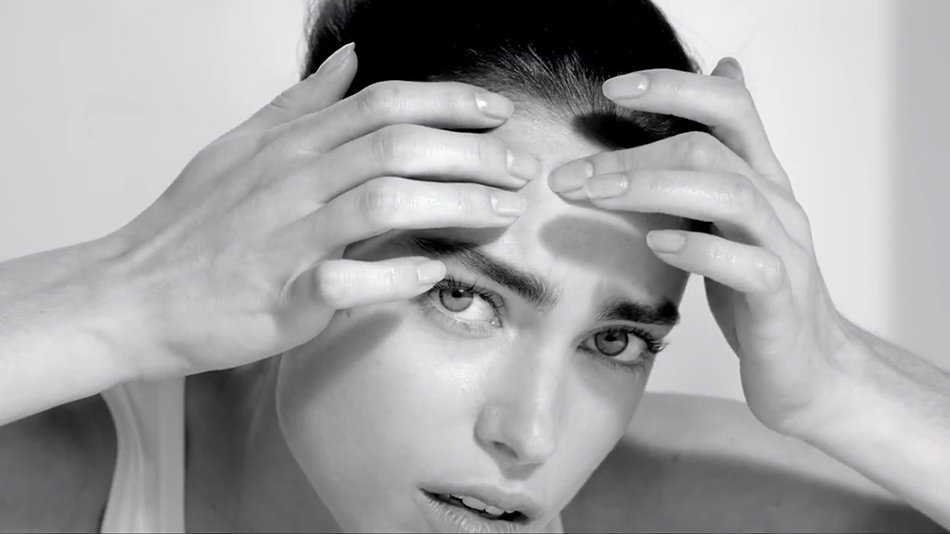 Vrouw die puist probeert uit te knijpen