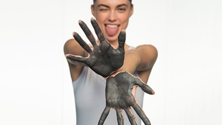 Handen met houtskool