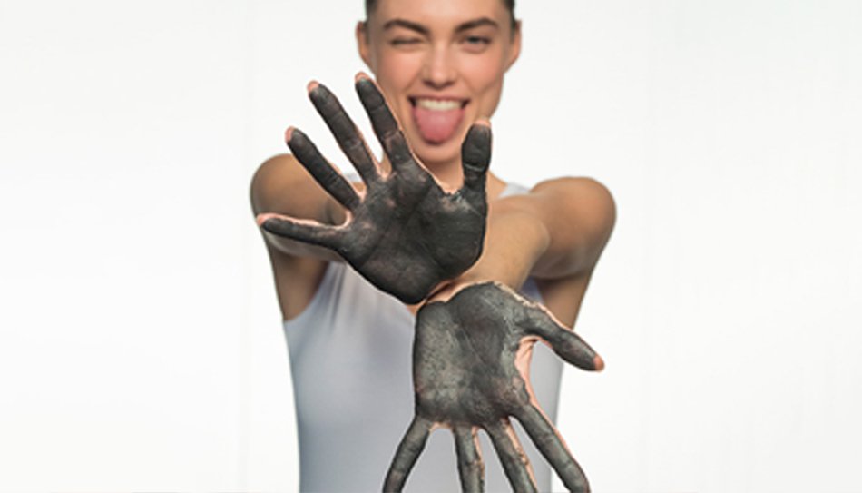 Handen met houtskool