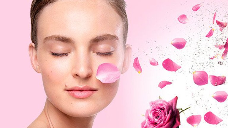 Vrouw met rozenblaadjes