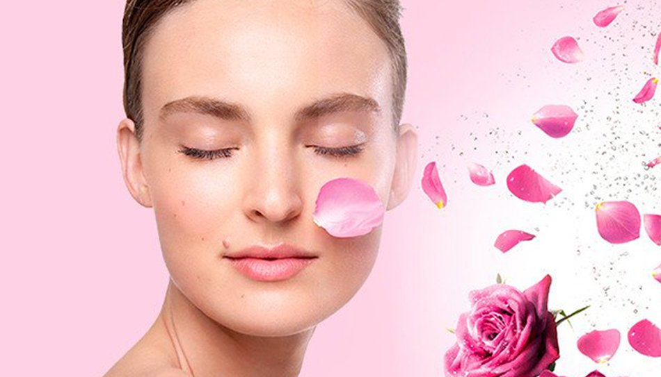 Vrouw met rozenblaadjes