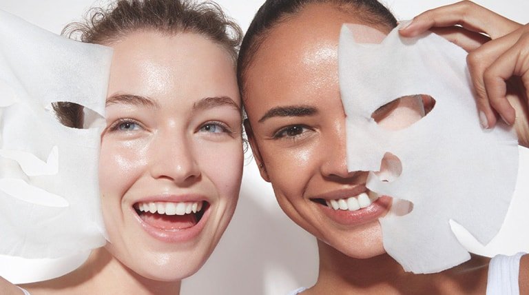 Twee vrouwen met sheet masks voor verschillende huidtypes