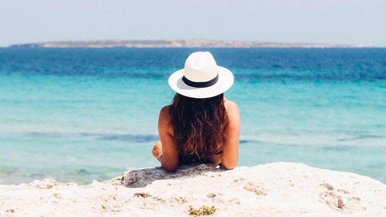 Vrouw aan de zee op vakantie