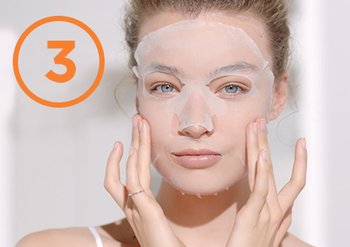 sheet masker aanbrengen met serum