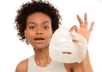 Sheet masker aanbrengen