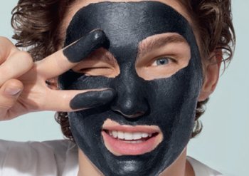 gezicht met houtskool masker