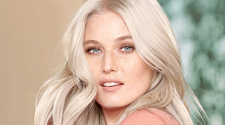 Vrouw staand met blond haar 768x428