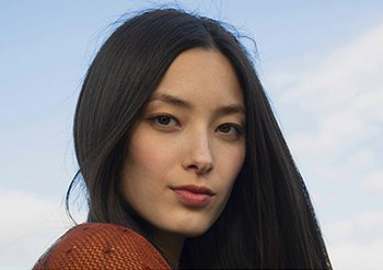 Vrouw met zwart haar