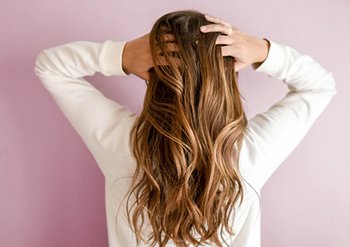 Achteraanzicht vrouw met lang bruin haar