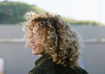 Vrouw met krullend haar