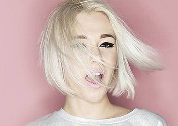 Vrouw met witblond haar