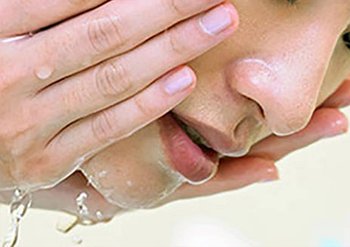 Gezicht reinigen met water