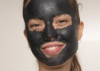Vrouw met gezichtsmasker op
