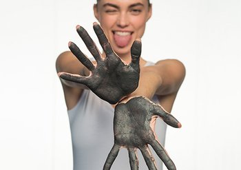 Model met houtskool op handen