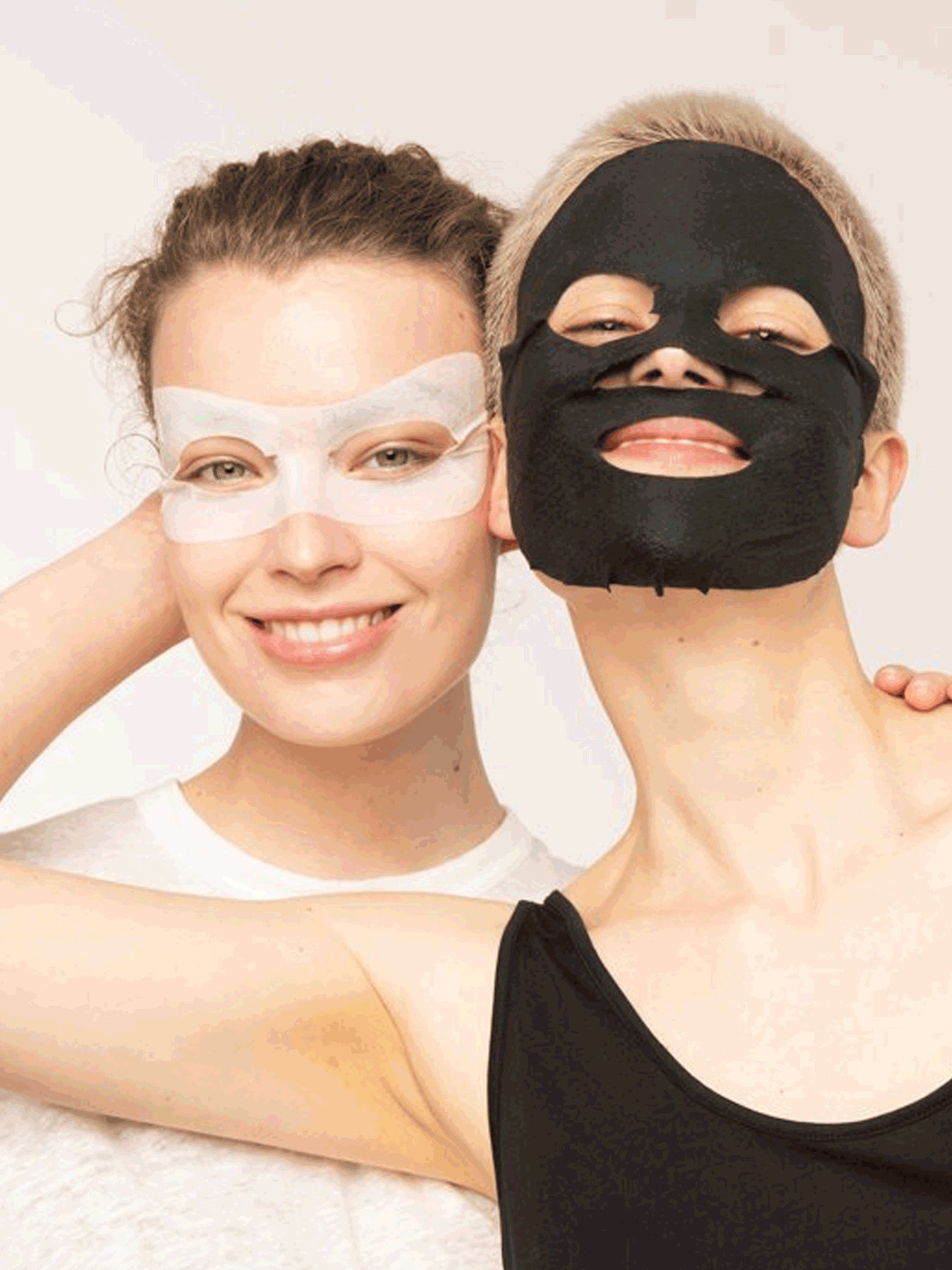 Modelfoto Hydrabomb Oogmasker Kokoswater & Hyaluronzuur