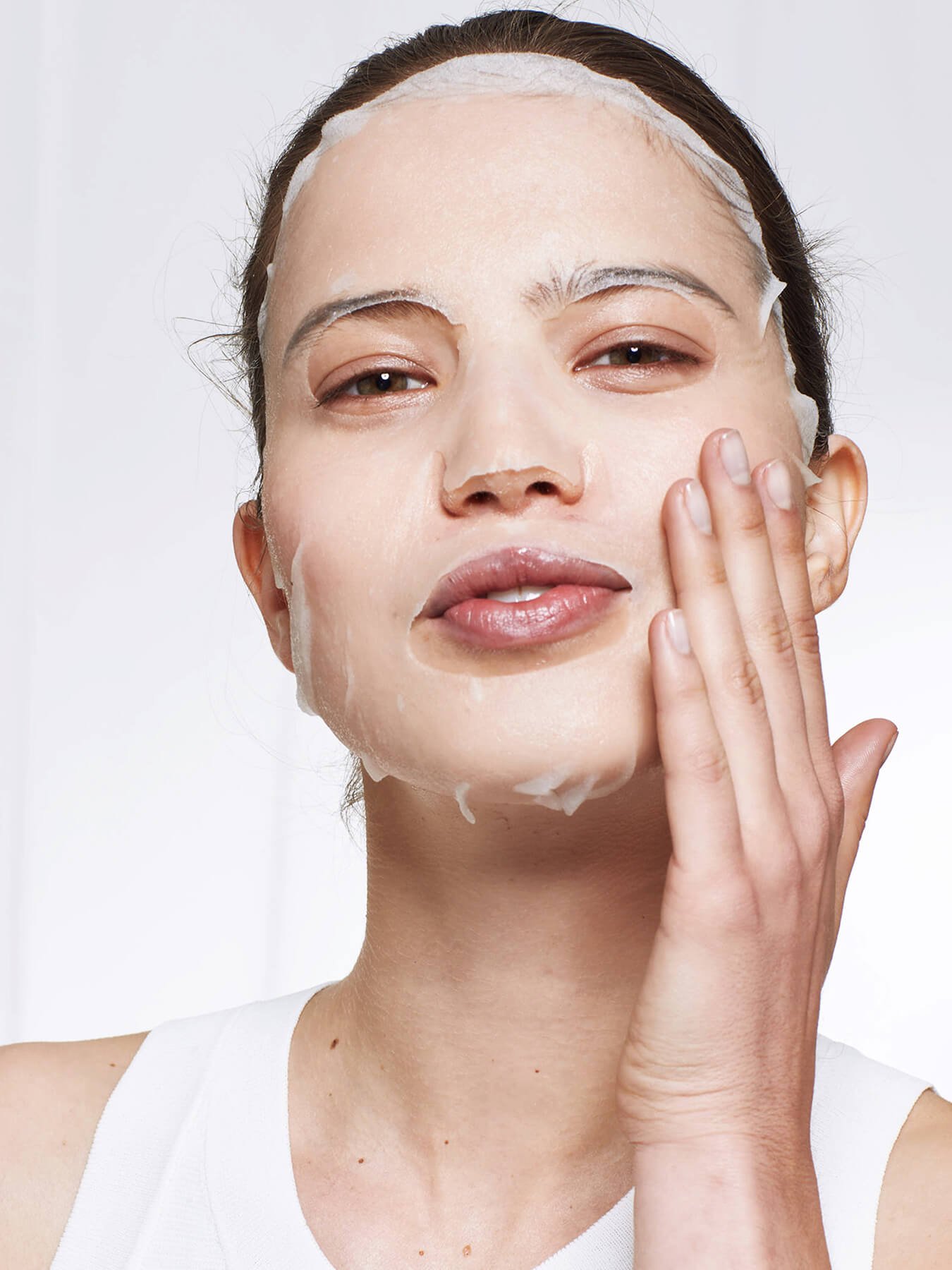 Model met Nutribomb Amandel Sheet Mask op gezicht 